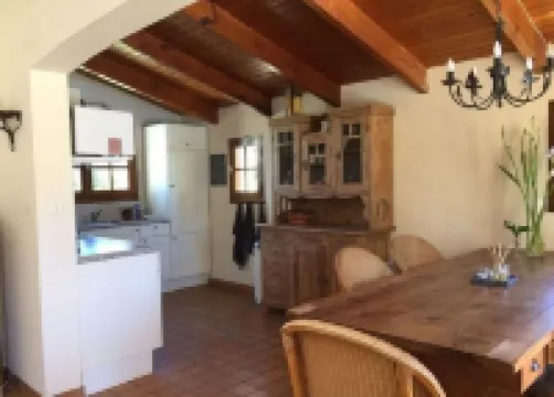 Villa for 6 near the sea with heated pool