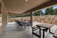 Spacious, Private Hot Tub, 6 bedrooms 5 Ensuite Bathrooms. 7th night FREE!