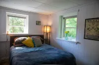 Modern , farmhouse basement, suite, queen bed, efficiency , dogs welcome.
