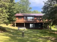 Sweet Retreat Cabin on Crane Lake with onsite parking and Air Conditioned!