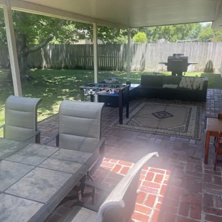 Coastal Blue. 2 minutes to Gulf of Mexico. Private backyard for BBQ/entertaining
