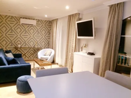 Air-conditioned apartment with large terrace on property with swimming pool