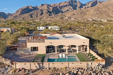 Catalina Foothills Modern Home with Roof Top Deck, Heated Pool and Spa Sleeps 16 Отели в г. Каталина Футхилс