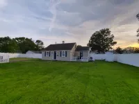 Charming Cottage in Hyannis Walk to Downtown, Beach, Harbor, Pet Friendly Fence