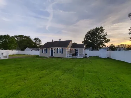 Charming Cottage in Hyannis Walk to Downtown, Beach, Harbor, Pet Friendly Fence