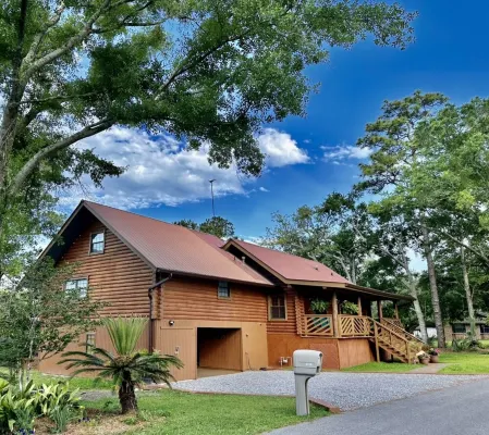 BEAUTIFUL WATERFRONT .  GNAT SCREENED BOATHOUSE AND AJOINING COVERED BOAT SLIPS Hotels in Gautier
