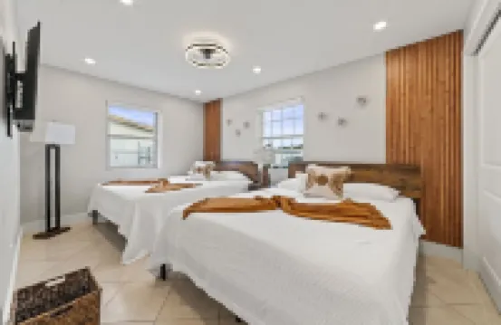 Spotless Family Oasis - Heated Pool, Games & Beach Near