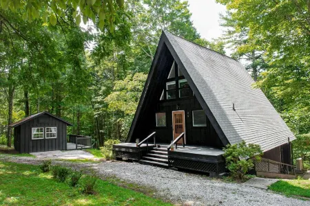 Cozy A-Frame ~10 min to Cashiers - Pet Friendly, Firepit, + Hot tub!