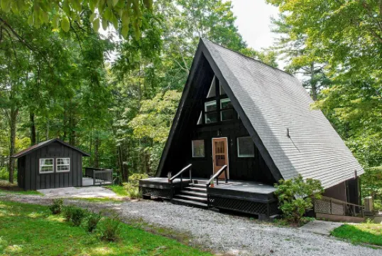 Cozy A-Frame ~10 min to Cashiers - Pet Friendly, Firepit, + Hot tub!