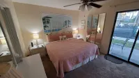 Charming 1Br Condo on the beach with pool outside back door and beach access. Các khách sạn gần Nautical Watch Gulf Side Villas