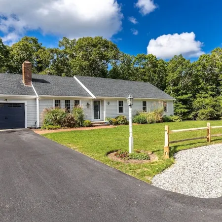 Coastal Cape Cod 3 bedroom close to the beach, bike path & ponds!