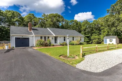 Coastal Cape Cod 3 bedroom close to the beach, bike path & ponds!