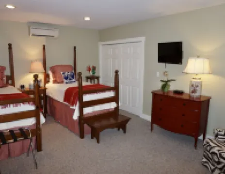 Relax in downtown Brevard. 布里瓦德住宿飯店