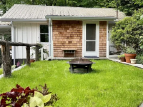 FLY LAKE- A Modern Mirror Lake Cottage Hotels in Highlands