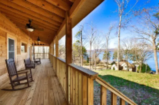 New Listing - Cabin on Lake Guntersville