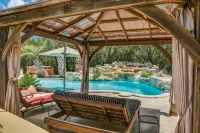 Romantic Getaway Cottage with Hot Tub and Resort Amenities
