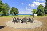 Luxury Beach Retreat: Private Beach + Bonus Tiny House - 4 estrellas