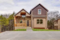 Pine Cone Lodge-Private Hot Tub, Pool Table, 2 Pools & Splash Pad, Pet Friendly! - 산장