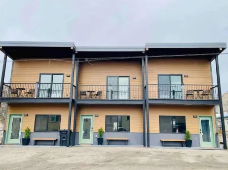 Cozy Wolf Lodge — Unit 1 Отели в г. Гардинер