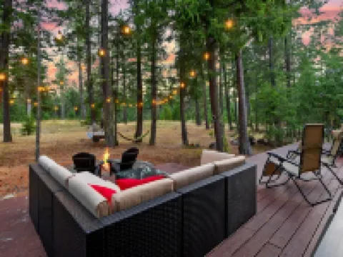 5-star family home with game room, private hot tub, summer pool, near the lake! Hotels in Ronald
