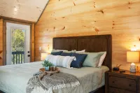Fall Foliage! Pet Friendly, Indoor Pool, Fire Pit, Hot Tub, Foosball, Dollywood!
