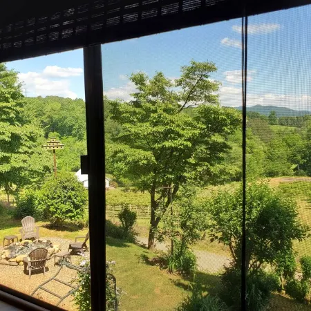 Mountain view cabin, fully remodeled, huge screen in porch with panoramic view.