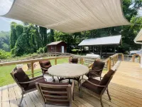 {Das Vogel Haus}Cheerful cottage getaway in Helen