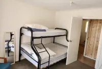 Peppin Pines Retreat -A Private Oasis, acreage with lake views and room to move! Hotels in Bonnie Doon