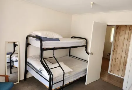 Peppin Pines Retreat -A Private Oasis, acreage with lake views and room to move!