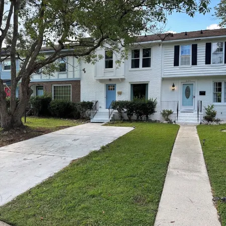 Cheerful townhome near Isle of Palms, Sullivans Island, Charleston & Shem Creek.