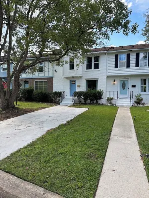 Cheerful townhome near Isle of Palms, Sullivans Island, Charleston & Shem Creek.