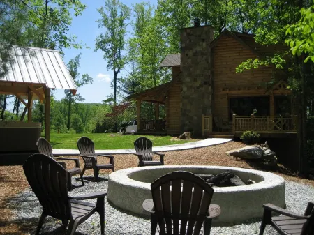 BEAUTIFUL & PEACEFUL LOG CABIN FIREPLACE, FIRE-PIT & HOT TUB