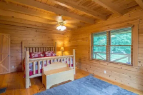 Southern Comfort Cabin- 8 Guests, 3 BR, 2.5 BA, Hot Tub, WiFi- Hocking Hills