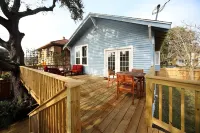Cozy Coastal Cottage 5 minutes from the Seawall. Fenced yard with chicken coop