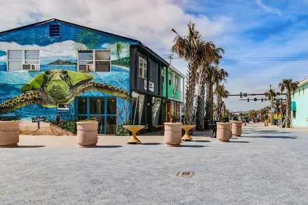 The Dolphin Den- Blocks to the Beach and River~Kayaks and Bikes provided! Отели рядом с достопримечательностью «Aquatic Center»