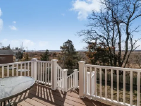 Escape to Our Spacious & Serene 3-Bedroom Home with Stunning Bay Views. Hotels in Milford