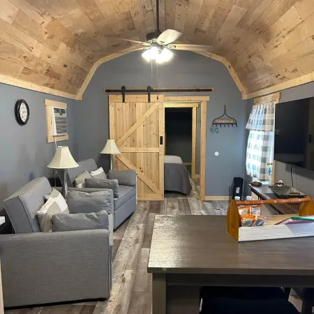 River Road Retreat.  Cabin minutes away from trails w/ hottub & seasonal pool!