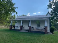 Authentic 100 Year Old Farmhouse, Farm setting in the  foothills of the Smokies - 2-Star