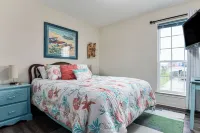 Ping-pong! Bikes! Games! Cute 3-br home in the heart of Crystal Beach, Texas!