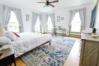 Expansive Victorian close to Saratoga Springs and Lake George