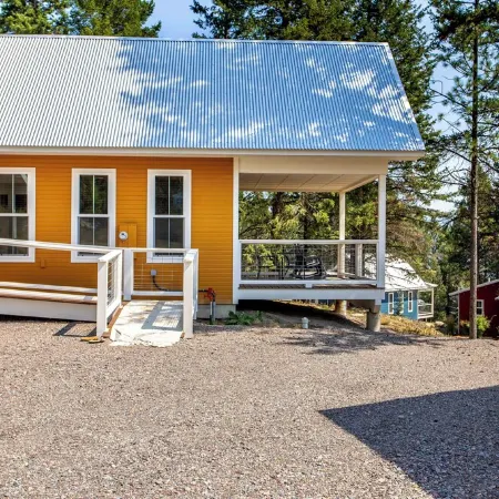 Enchanting cabin with WiFi in Lakeside