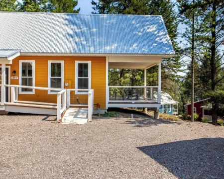 Enchanting cabin with WiFi in Lakeside 萊克賽德酒店