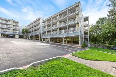 Hot Spot on Comal River. Best Location in Town. Hotels near Red Rooster Antique and Design Center