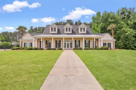 ⭐ Lakeside Family Oasis. 19 minutes to Downtown Savannah! 10 Guest Stay. ⭐