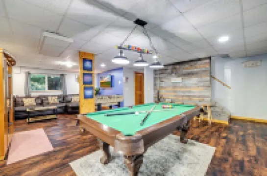 "Pocono Antilia" 7 BR Chalet Sleep 18 w/Hot Tub, Sauna & Game Room