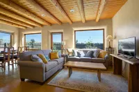 Taos Raven House, gorgeous mountain views between Taos Ski Valley and Taos Plaza