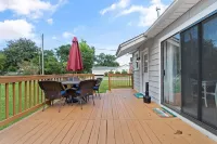2 bedrooms - King bed - close to beaches - beautiful deck with outdoor seating.