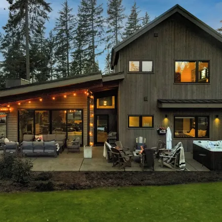 5 King Beds on Golf Course with a VIEW 0.6 mile walk to Winery!