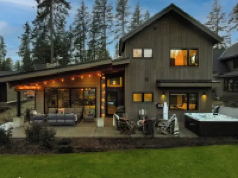 5 King Beds on Golf Course with a VIEW 0.6 mile walk to Winery!