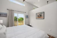 Coastal Chic Tiny House with Hottub, Kayak, Bikes and Sub's